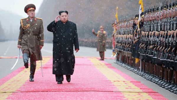 Kim Jong Un passe en revue ses soldats - Sputnik Afrique