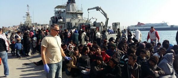 Dragoljub Simic et les migrants - Sputnik Afrique