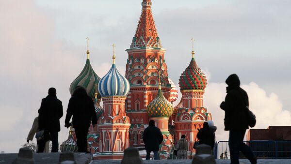 People walk in Red Square, with St. Basil's Cathedral seen in the background, in central Moscow February 6, 2015 - Sputnik Afrique