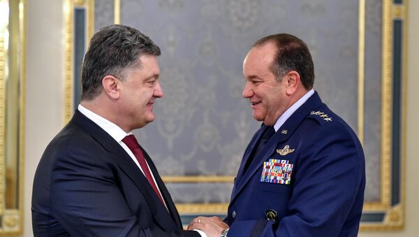Porochenko décore le général US Breedlove d’un haut ordre ukrainien - Sputnik Afrique
