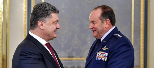 Porochenko décore le général US Breedlove d’un haut ordre ukrainien - Sputnik Afrique