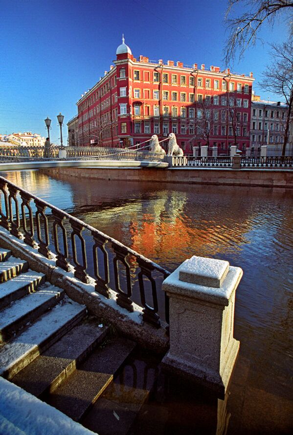 Les ponts de Saint-Pétersbourg ne sont pas seulement des constructions qui servent à traverser la rivière, plusieurs d’entre eux ont été témoins d’événements historiques, de révolutions et de guerres. - Sputnik Afrique