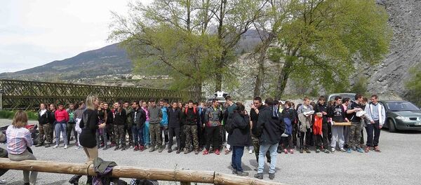 Epreuve enrichissante: les élèves français se mettent dans la peau de réfugiés Epreuve enrichissante: les élèves français se mettent dans la peau de réfugiés - Sputnik Afrique