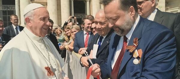 Le ruban orange et noir a été offert au Pape par le député russe Pavel Dorokhine - Sputnik Afrique
