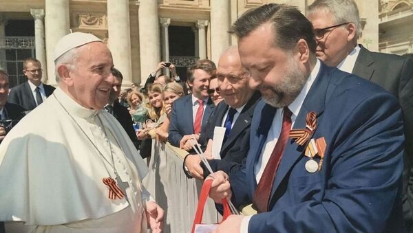 Le ruban orange et noir a été offert au Pape par le député russe Pavel Dorokhine - Sputnik Afrique