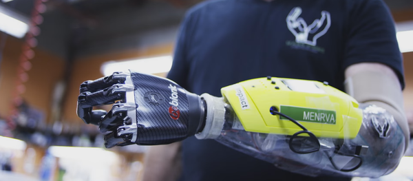 Des ingénieurs canadiens créent une main bionique avec perception tactile - Sputnik Afrique