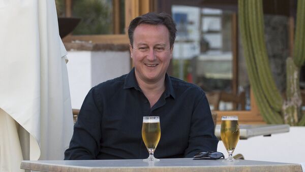 Le Premier ministre britannique David Cameron pose pour une photo lors d'un séjour en famille à Playa Blanca, Lanzarote 25 Mars, 2016 - Sputnik Afrique