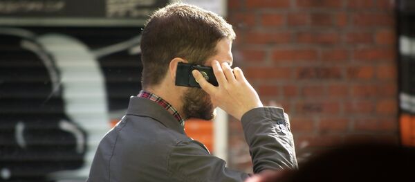 Un homme parlant au téléphone - Sputnik Afrique