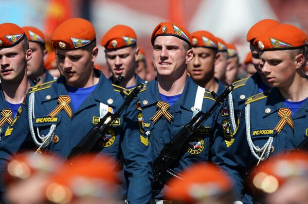 Les soldats lors d'un défilé militaire sur la Place Rouge - Sputnik Afrique