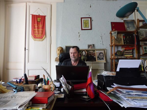 Quand l'ennemi s'effondre, à quel sein se vouer ? Igor Lopatinski à son bureau, chez lui en Normandie - Sputnik Afrique