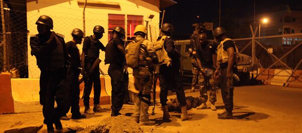 Des soldats protégeant une entrée de la mission militaire de l'Union européenne à Bamako - Sputnik Afrique