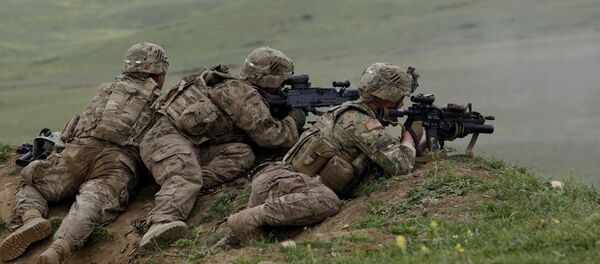 US and Georgian servicemen take part in the joint US-Georgia military exercise at the Vaziani base outside the Georgian capital, Tbilisi, Georgia, Thursday, May 21, 2015. - Sputnik Afrique