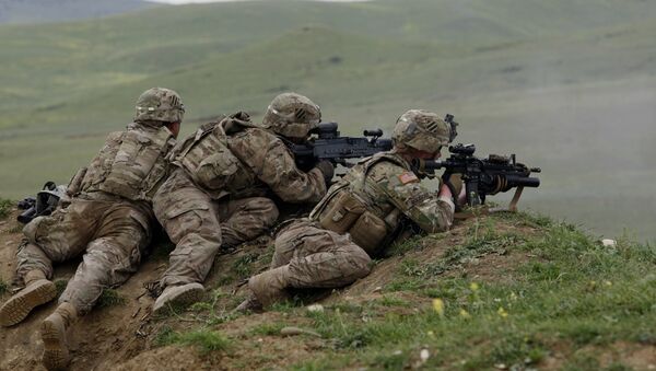 US and Georgian servicemen take part in the joint US-Georgia military exercise at the Vaziani base outside the Georgian capital, Tbilisi, Georgia, Thursday, May 21, 2015. - Sputnik Afrique