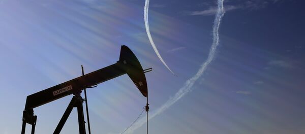 In this Saturday, Jan. 23, 2016, file photo, an oil pump stands as the Saudi Hawks Aerobatic Team of the Royal Saudi Air Force performs during the Bahrain International Airshow in Sakhir, Bahrain - Sputnik Afrique