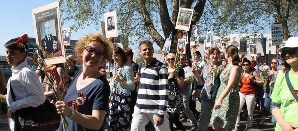 Участники акции Бессмертный полк в Страсбурге - Sputnik Afrique