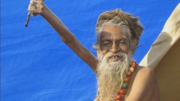 Le sadhu hindou Amar Bharati tient sa main droite levée en l'air depuis 43 ans - Sputnik Afrique