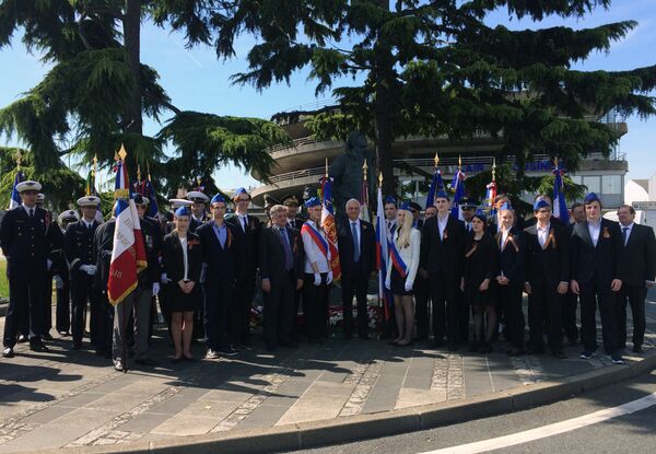 Au mémorial du régiment, devant l’entrée du Musée de l’Air et de l’Espace du Bourget, photo de groupe des Français et Russes qui ont rendu hommage au Normandie-Niemen - Sputnik Afrique