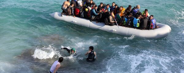 Des réfugiés tentent de gagner l'île grecque de Chios depuis la Turquie à bord d'un canot pneumatique, le 31 octobre 2015 - Sputnik Afrique