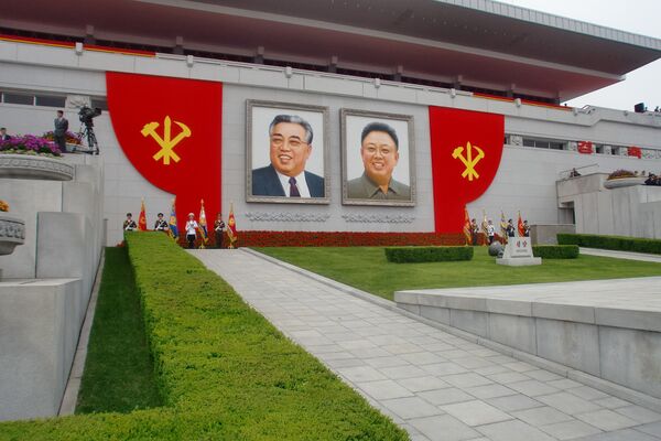 Les portraits de Kim Jong-il et de Kim Il-sung Les portraits de Kim Jong-il et de Kim Il-sung - Sputnik Afrique