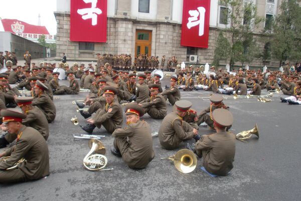 Les membres d'un orchestre militaire nord-coréen Les membres d'un orchestre militaire nord-coréen - Sputnik Afrique