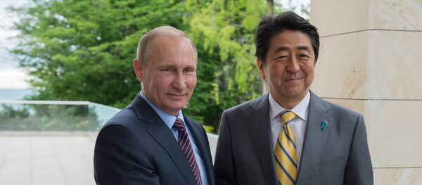 Vladimir Poutine (à gauche) et Shinzo Abe - Sputnik Afrique