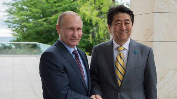 Vladimir Poutine (à gauche) et Shinzo Abe - Sputnik Afrique