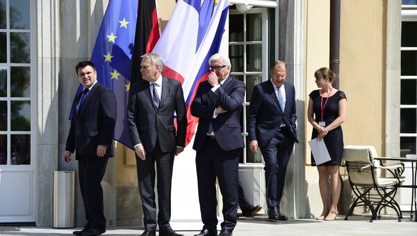 (L-R) Ukrainian Foreign Minister Pavlo Klimkin, French Foreign Minister Jean-Marc Ayrault, German Foreign Minister Frank-Walter Steinmeier and Russian Foreign Minister Sergey Lavrov arrive to pose for a family picture prior to talks at the Villa Borsig guest house of the German Foreign Ministry in Berlin on May 11, 2016. - Sputnik Afrique