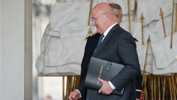 French Finance Minister Michel Sapin walks at the Elysee Palace following the weekly cabinet meeting in Paris, France, May 11, 2016. - Sputnik Afrique