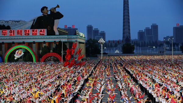 People participate in a mass dance in the capital's main ceremonial square, a day after the ruling Workers' Party of Korea party wrapped up its first congress in 36 years, in Pyongyang, North Korea, May 10, 2016. - Sputnik Afrique