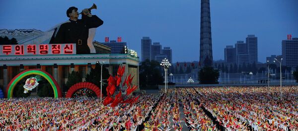 People participate in a mass dance in the capital's main ceremonial square, a day after the ruling Workers' Party of Korea party wrapped up its first congress in 36 years, in Pyongyang, North Korea, May 10, 2016. - Sputnik Afrique
