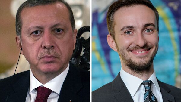 This combo made with file pictures shows Turkish President Recep Tayyip Erdogan (L) in Lima on February 2, 2016 and German TV comedian Jan Böhmermann on February 22, 2012 in Berlin - Sputnik Afrique