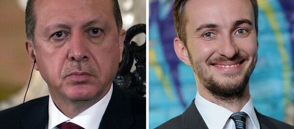 This combo made with file pictures shows Turkish President Recep Tayyip Erdogan (L) in Lima on February 2, 2016 and German TV comedian Jan Böhmermann on February 22, 2012 in Berlin This combo made with file pictures shows Turkish President Recep Tayyip Erdogan (L) in Lima on February 2, 2016 and German TV comedian Jan Böhmermann on February 22, 2012 in Berlin - Sputnik Afrique