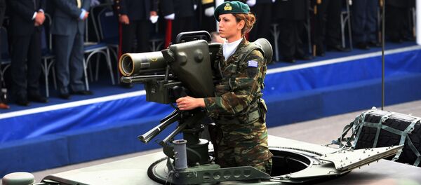 Une soldat de l'armée grecque défilant à Thessalonique le 28 octobre 2013, lors du défilé militaire marquant la journée nationale grecque de l'Oxi (Non), commémorant le refus de la Grèce de se rendre à l'Italie de Benito Mussolini en 1940 pendant la Seconde Guerre mondiale - Sputnik Afrique