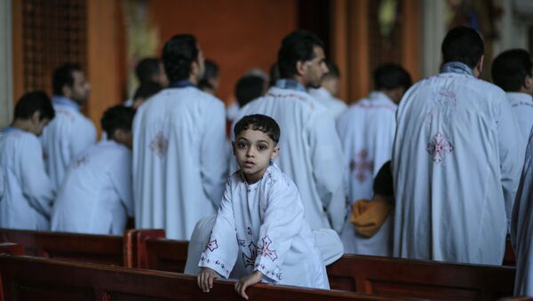 Egyptian Orthodox Christians celebrate Palm Sunday at the Samaan el-Kharaz Church in the Mokattam district of Cairo, Egypt, Sunday, April 5, 2015. - Sputnik Afrique