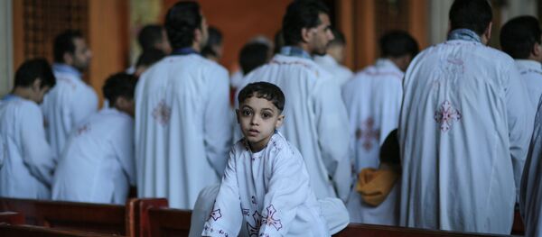 Egyptian Orthodox Christians celebrate Palm Sunday at the Samaan el-Kharaz Church in the Mokattam district of Cairo, Egypt, Sunday, April 5, 2015. - Sputnik Afrique