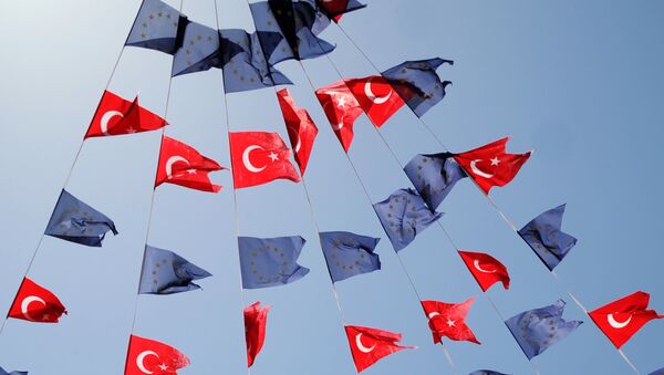 Flaggen der Türkei und der EU - Sputnik Afrique