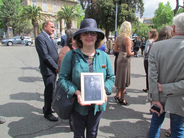 La petite-fille d'un membre de la 1 brigade de l'infanterie du Corps expéditionnaire russe avec la photo de son grand-père. La petite-fille d'un membre de la 1 brigade de l'infanterie du Corps expéditionnaire russe avec la photo de son grand-père. - Sputnik Afrique