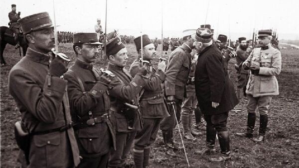 Le général Joseph Joffre remet des medailles aux soldats qui ont combattu durant la bataille de Verdun, mars 1916. - Sputnik Afrique