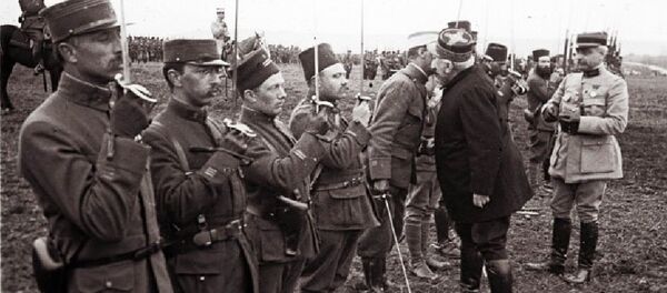 Le général Joseph Joffre remet des medailles aux soldats qui ont combattu durant la bataille de Verdun, mars 1916. Le général Joseph Joffre remet des medailles aux soldats qui ont combattu durant la bataille de Verdun, mars 1916. - Sputnik Afrique