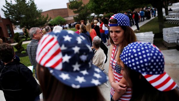 Three women wearing American flag baseball hats wait in line for a campaign rally with U.S. Democratic presidential candidate Hillary Clinton in Blackwood, New Jersey, U.S., May 11, 2016. - Sputnik Afrique