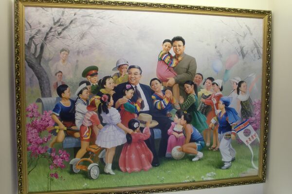 Le tableau ornant un mur dans le jardin d'enfants d'une fabrique de soie à Pyongyang - Sputnik Afrique