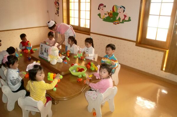 Le jardin d'enfants d'une fabrique de soie à Pyongyang - Sputnik Afrique