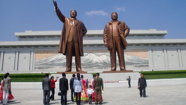 Des jeunes mariés et leurs proches devant le Grand Monument Mansudae à Pyongyang - Sputnik Afrique