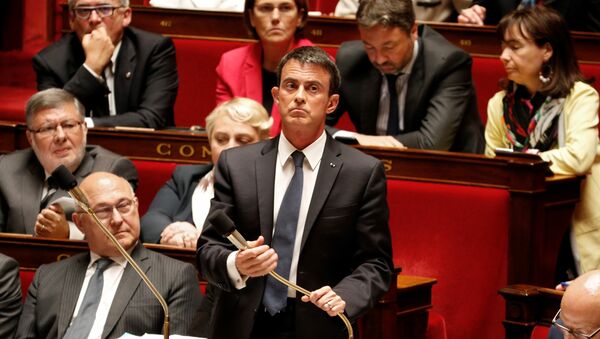 French Prime Minister Manuel Valls prepares to answer deputies during the questions to the government session at the National Assembly in Paris, France, May 10, 2016. - Sputnik Afrique