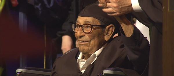 Alfonso  Gonzales, de Hermosa Beach en Californie de 96 ans obtient un diplôme à l'Université de Californie du Sud (USC) - Sputnik Afrique