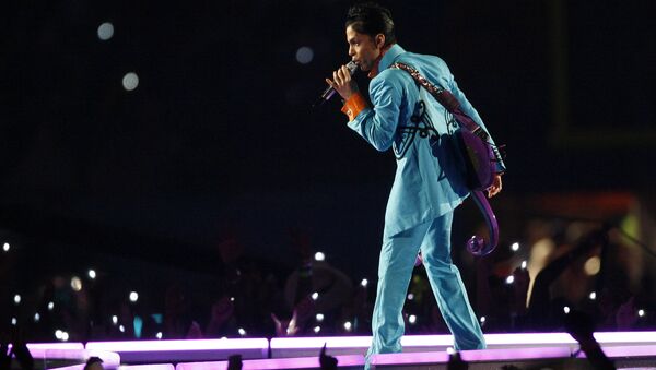 Prince donne un concert lors du spectacle de la mi-temps au Super Bowl XLI match de football au Dolphin Stadium à Miami le dimanche 4 février 2007. - Sputnik Afrique