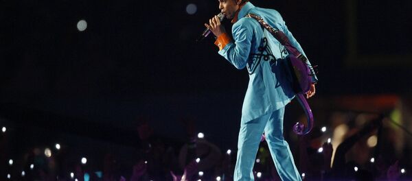 Prince donne un concert lors du spectacle de la mi-temps au Super Bowl XLI match de football au Dolphin Stadium à Miami le dimanche 4 février 2007. - Sputnik Afrique