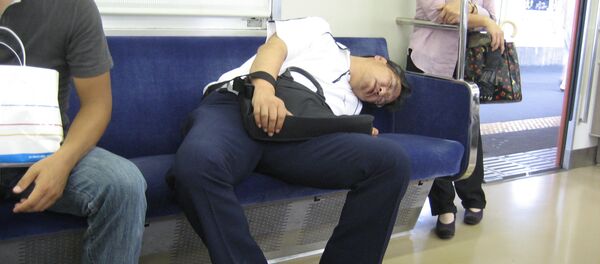 Un homme dormant - Sputnik Afrique