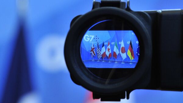 Flags are seen in a camera screen at the G7 summit (file) - Sputnik Afrique