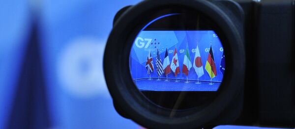 Flags are seen in a camera screen at the G7 summit (file) - Sputnik Afrique